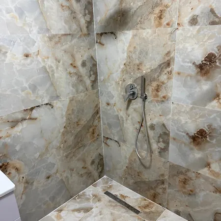 Dengu Luxury * Tirana